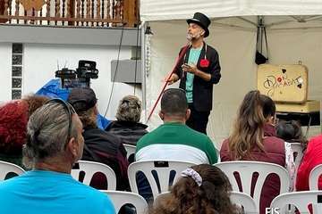 Don Garabato sortea la lluvia para hacer reír a los niños de Telde/FJS Fotografía.